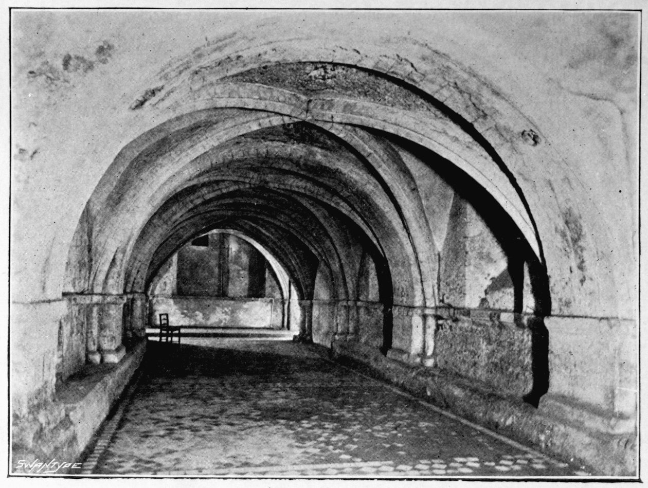 La nef de la crypte, depuis la porte ouest, église Saint-Jean, Clerkenwell, de The Order of the Hospital of St. John of Jerusalem par W.K.R. Bedford et Richard Holbeche, 1902 - English Photographer