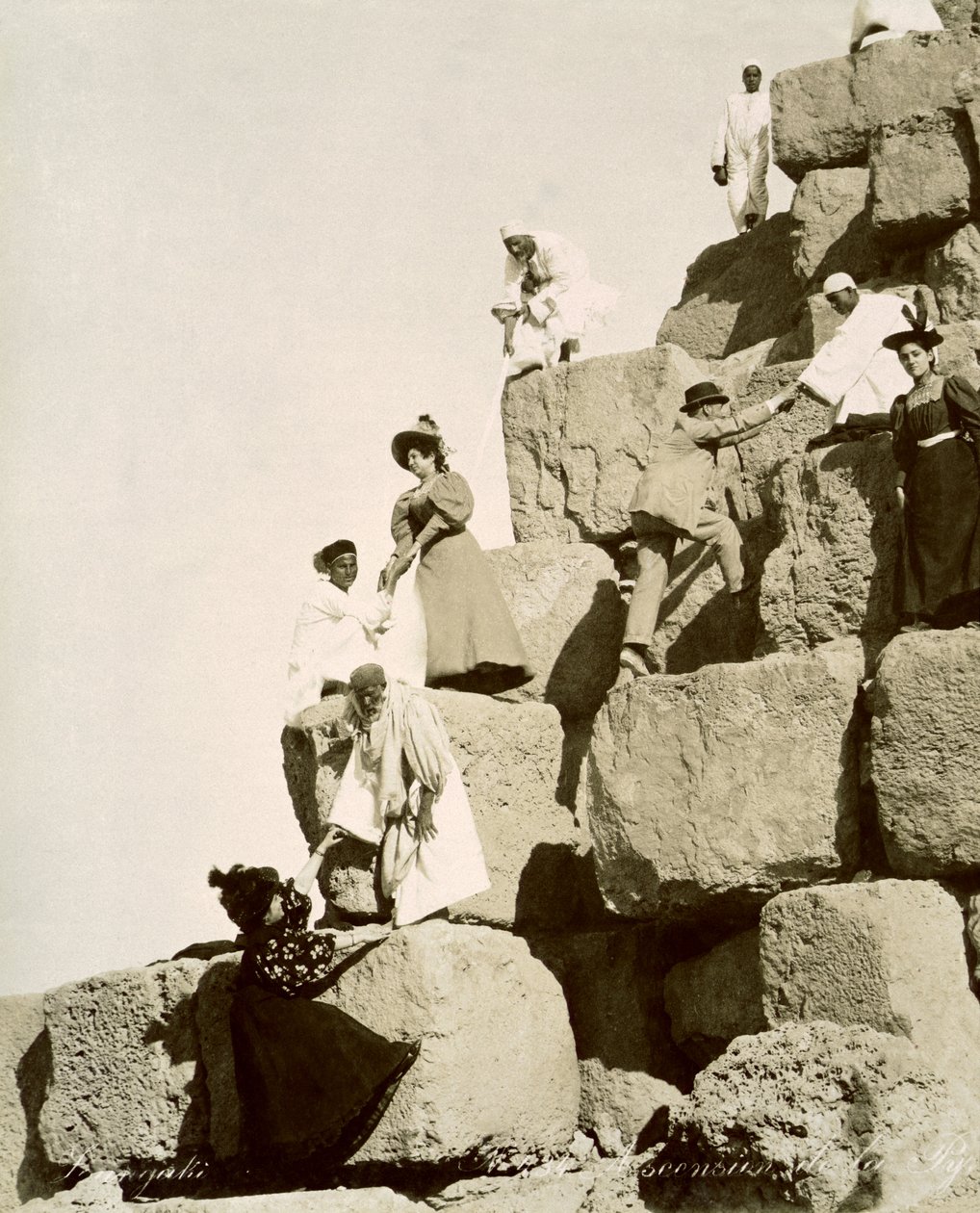 Touristes montant les pyramides avec des guides locaux - English Photographer