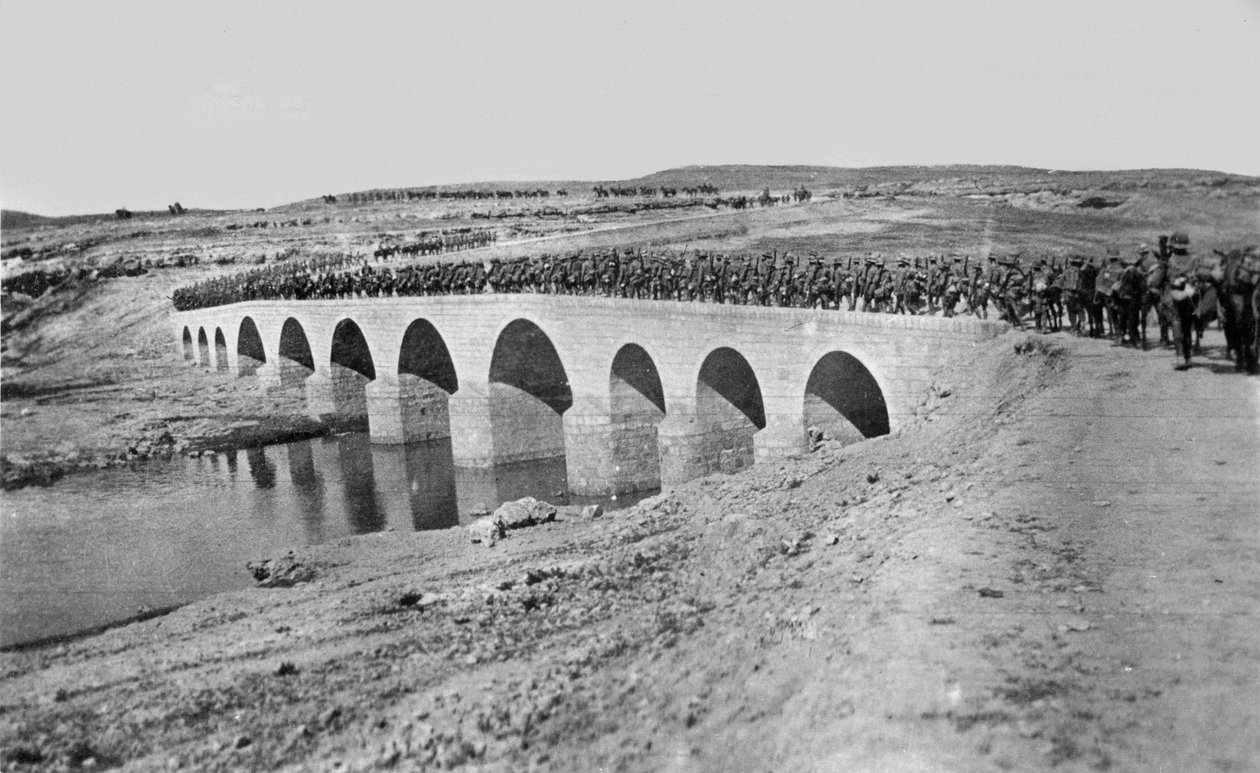 Troupes traversant un pont, 1917 - English Photographer