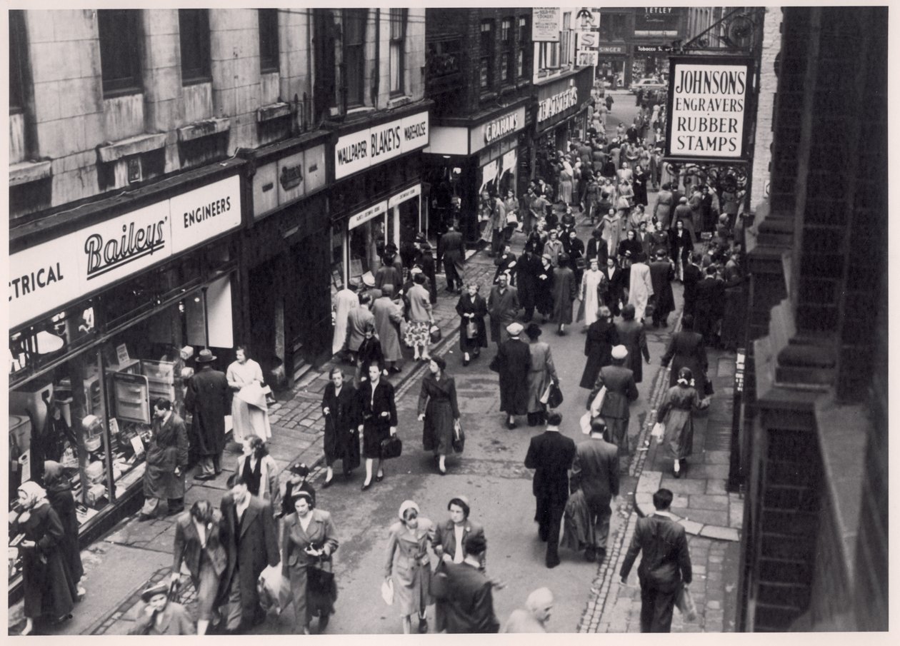 Vue des acheteurs dans Trinity Street, Leeds, 1956 - English Photographer