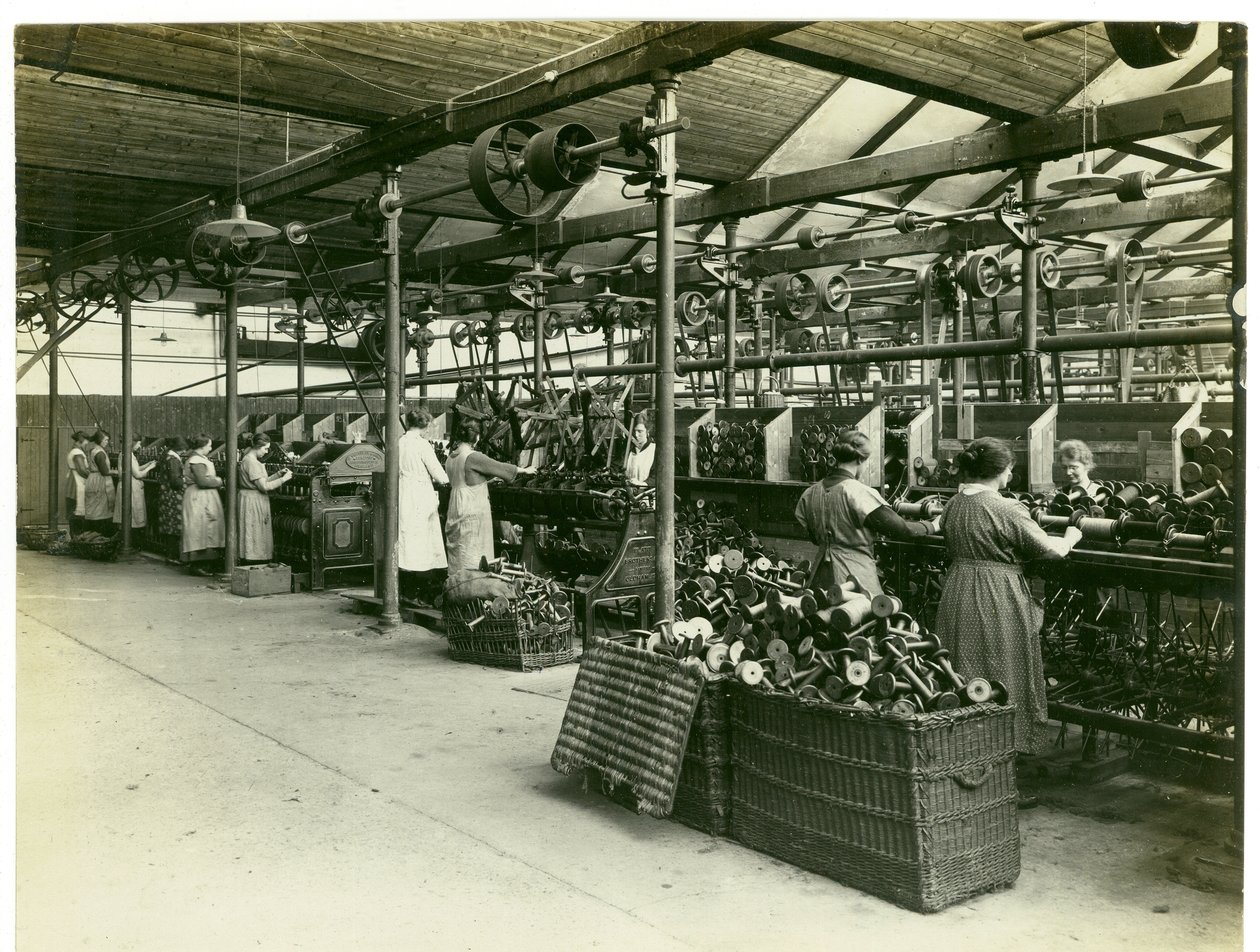 Département de bobinage, Long Meadow mill, 1923 - English Photographer