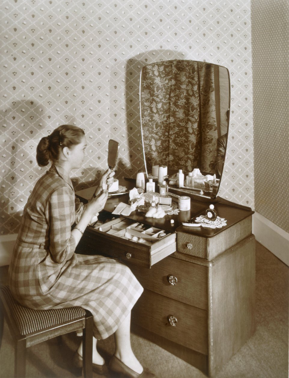 Femme à sa coiffeuse, c.1955 - English Photographer