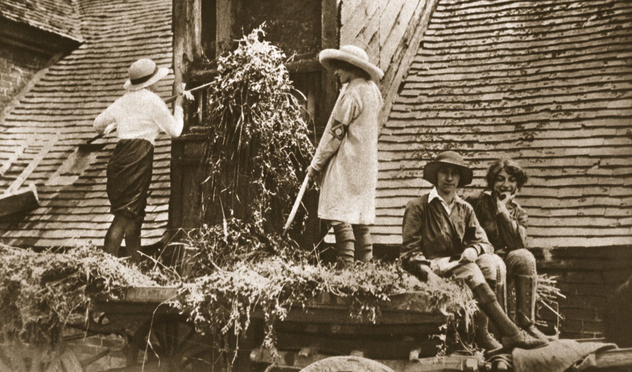 Femmes à la terre : quelques scènes intéressantes à Evesham, de The Illustrated War News, 21 juin 1916 - English Photographer