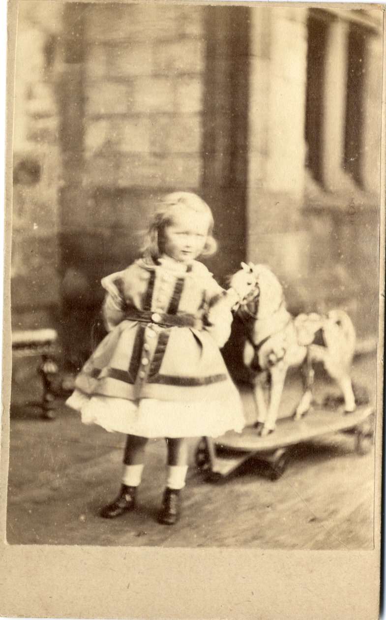 Jeune fille avec son cheval jouet à tirer, années 1860 (photo albuminée) - English Photographer