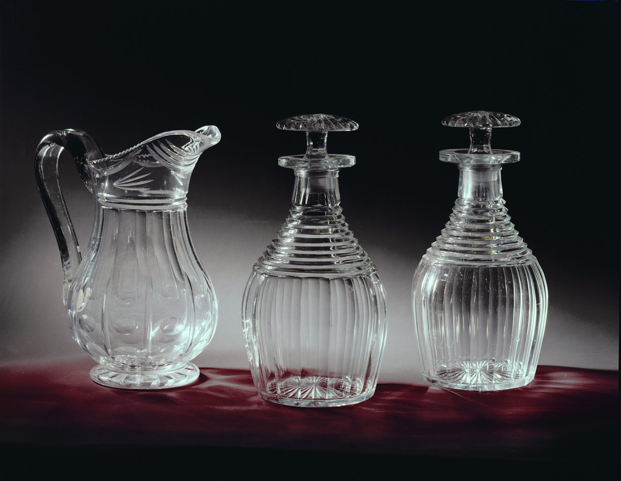 Carafes et pichet en verre taillé, vers 1840 - English School