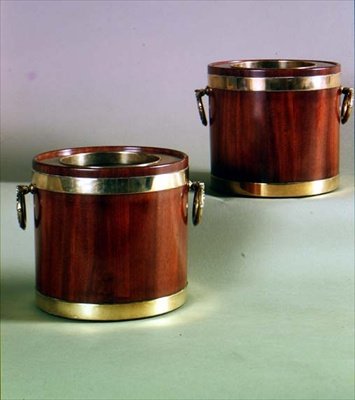 Paire de rafraîchissoirs circulaires avec poignées en laiton, c.1765 - English School