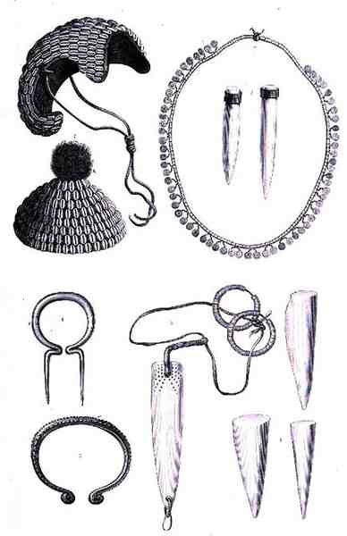 Pierres à lèvres, colliers, bracelet de la tribu Jar, coiffe Shuli, de The History of Mankind, Vol.1, par Prof. Friedrich Ratzel, 1896 - English School