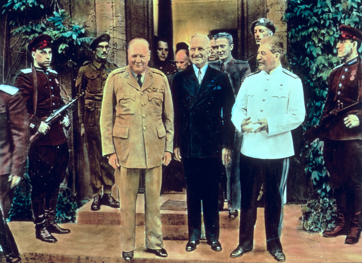 Winston Churchill (1874-1965) Président Truman (1884-1972) et Joseph Staline (1879-1953) à la conférence de Potsdam, juillet 1945 (photo en couleur) - English School