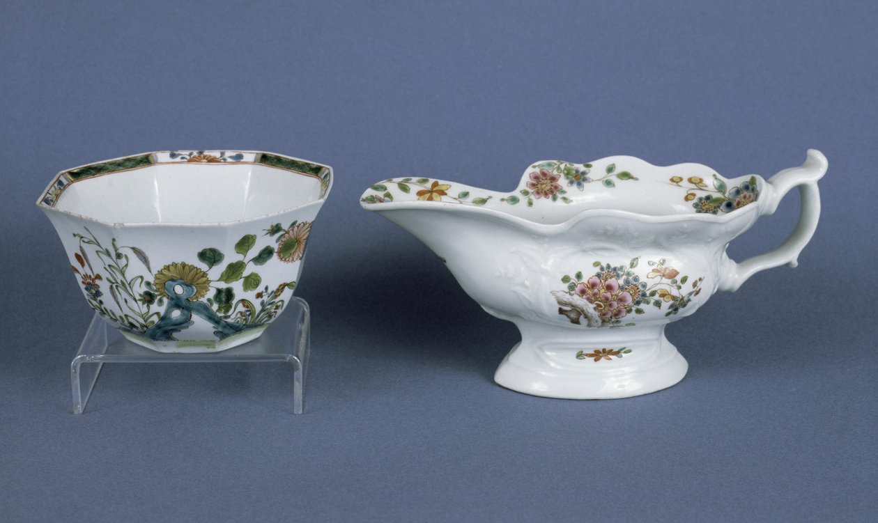 Saucière ovale et bol octogonal de Worcester décorés en émaux, 1750-55 - English School