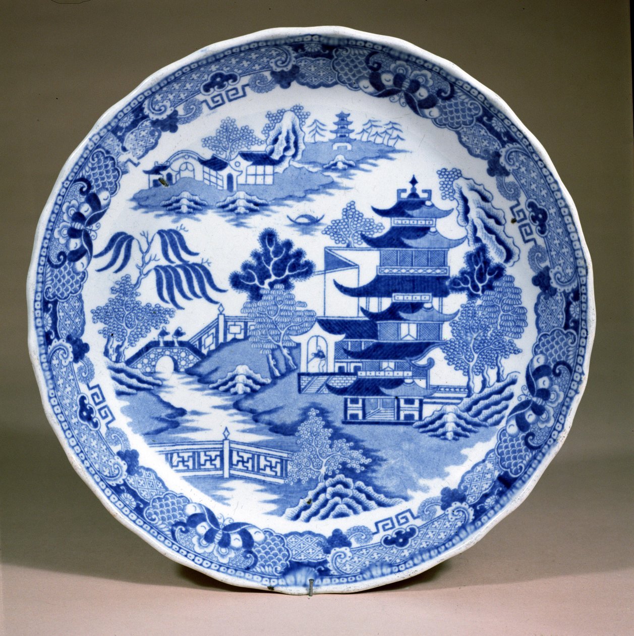 Assiette au motif de saule de Worcestershire, fabriquée par Grainger Lee and Company, vers 1850 - English School