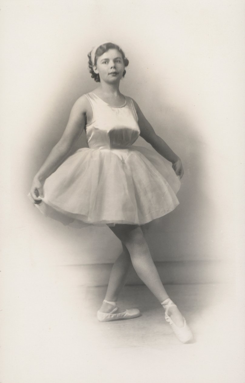 Jeune fille légèrement ronde faisant du ballet - English Photographer