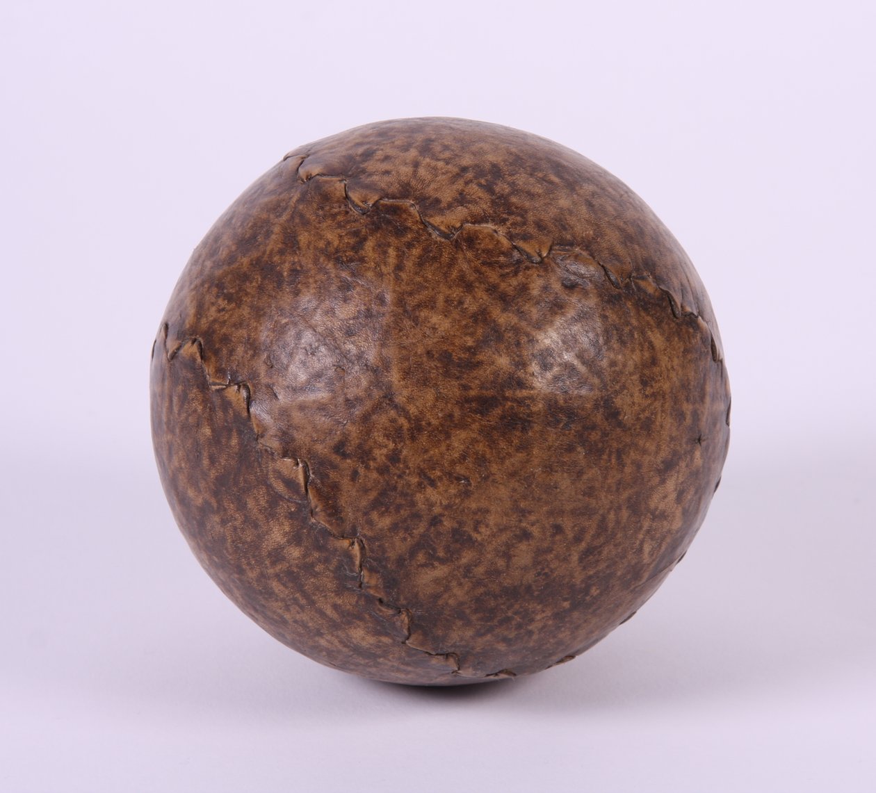 Ballon utilisé dans les premiers jeux de balle - English School