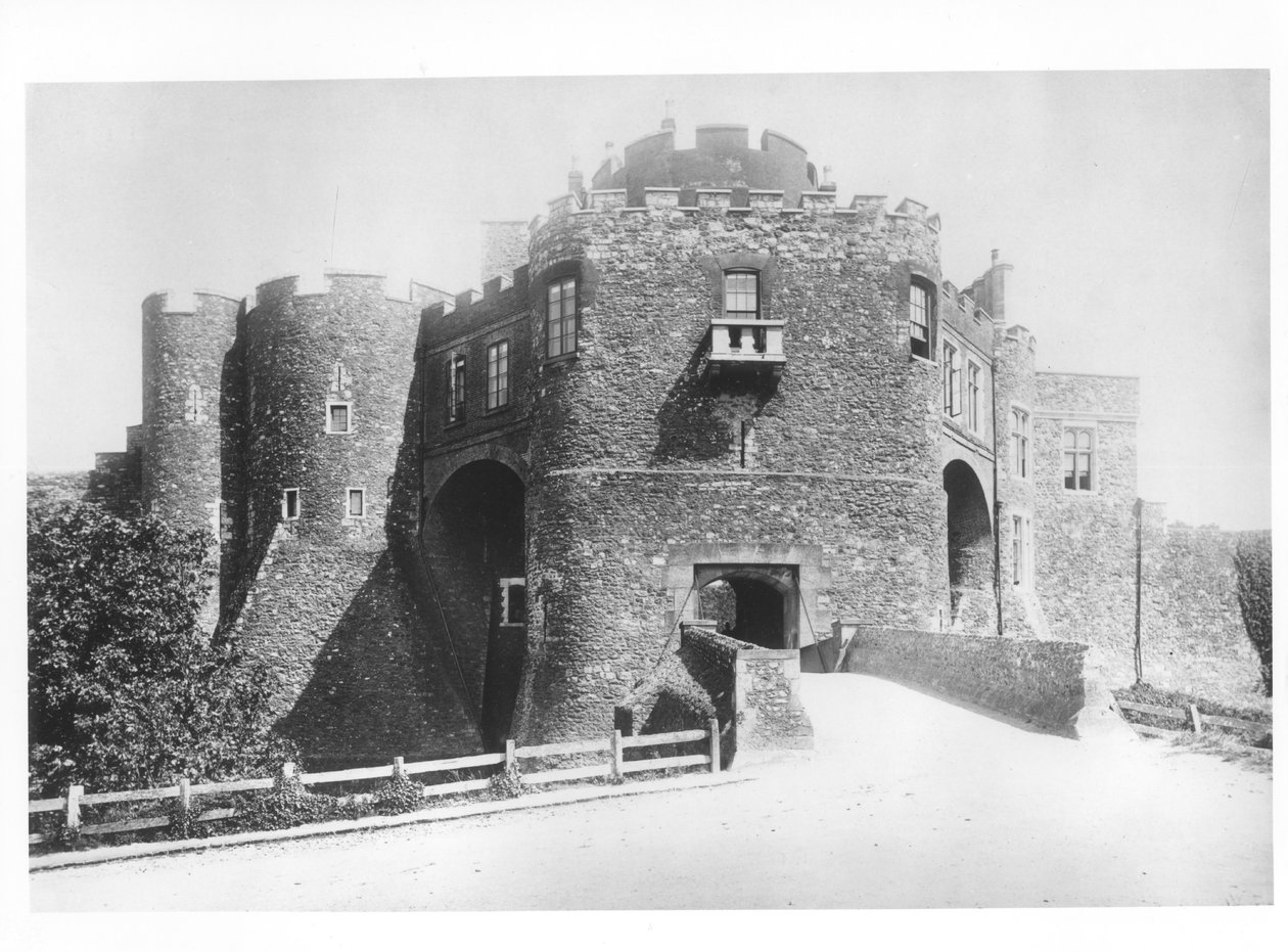 Vue de la porte des Connétables, construite en 1221-27 - English School