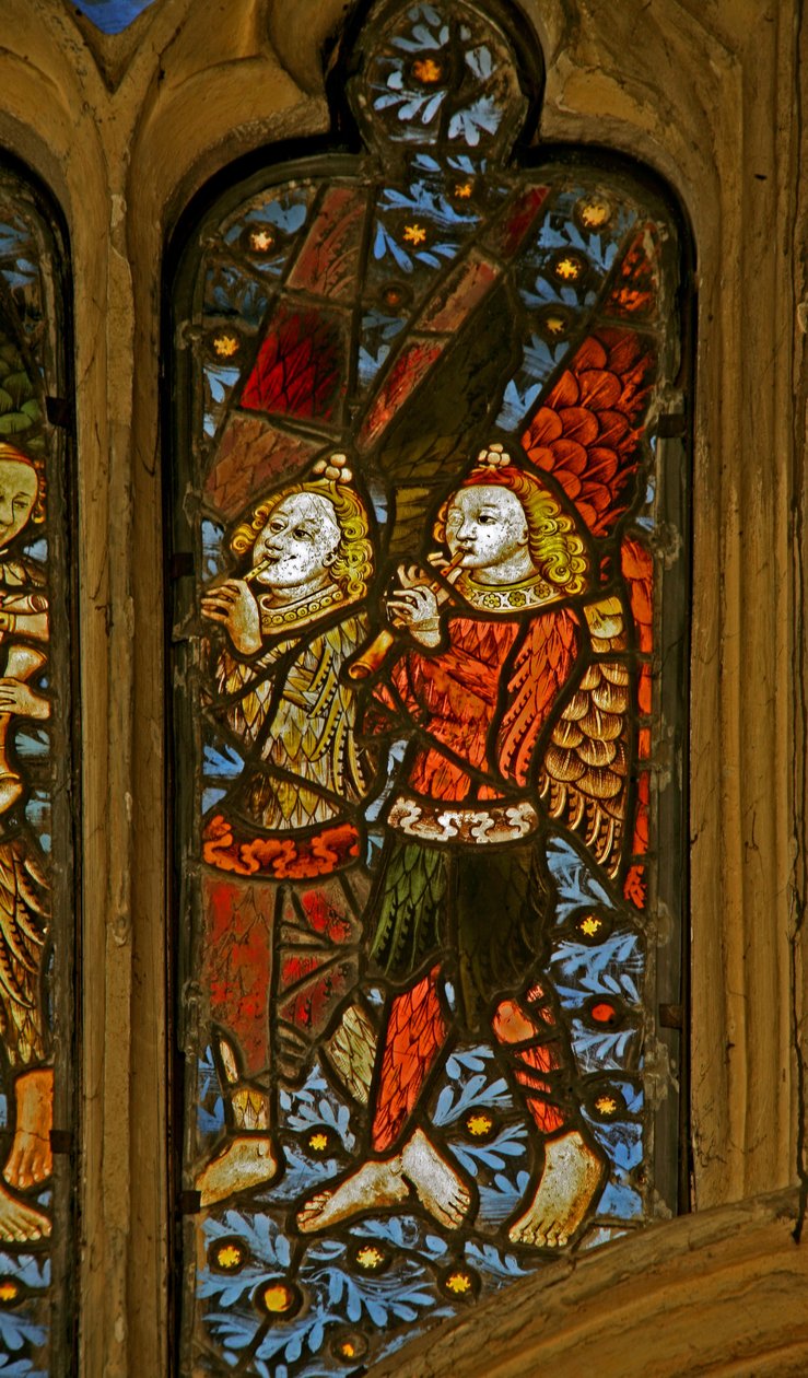 Fenêtre n1 représentant des anges musiciens avec des flûtes - English School