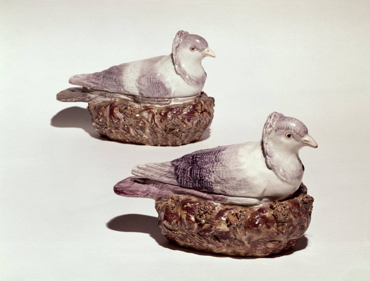 Paire de soupières en faïence de Staffordshire en forme de pigeons, c.1790 - Enoch Wood
