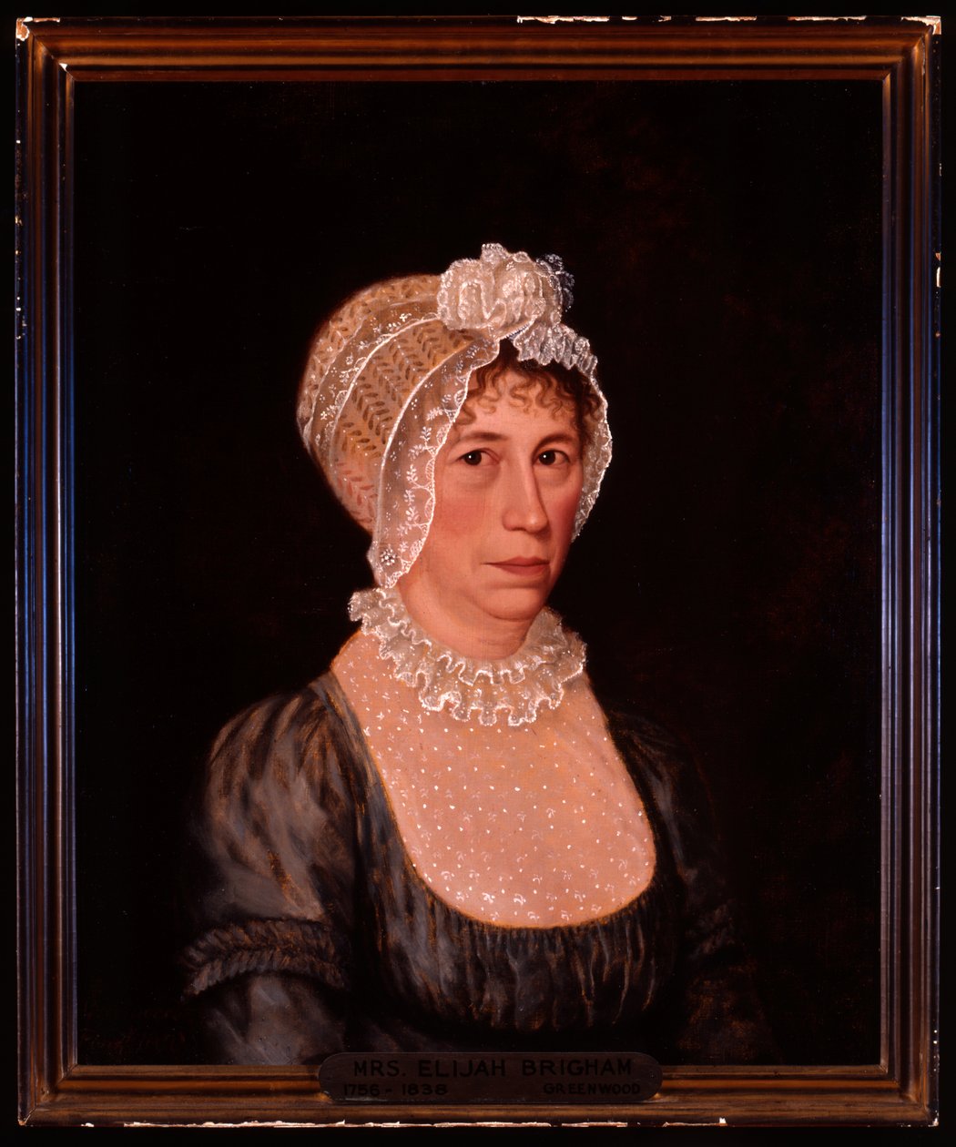 Portrait en buste de Sarah Ward Brigham portant une robe décolletée avec des détails en dentelle et un bonnet en dentelle - Ethan Allen Greenwood