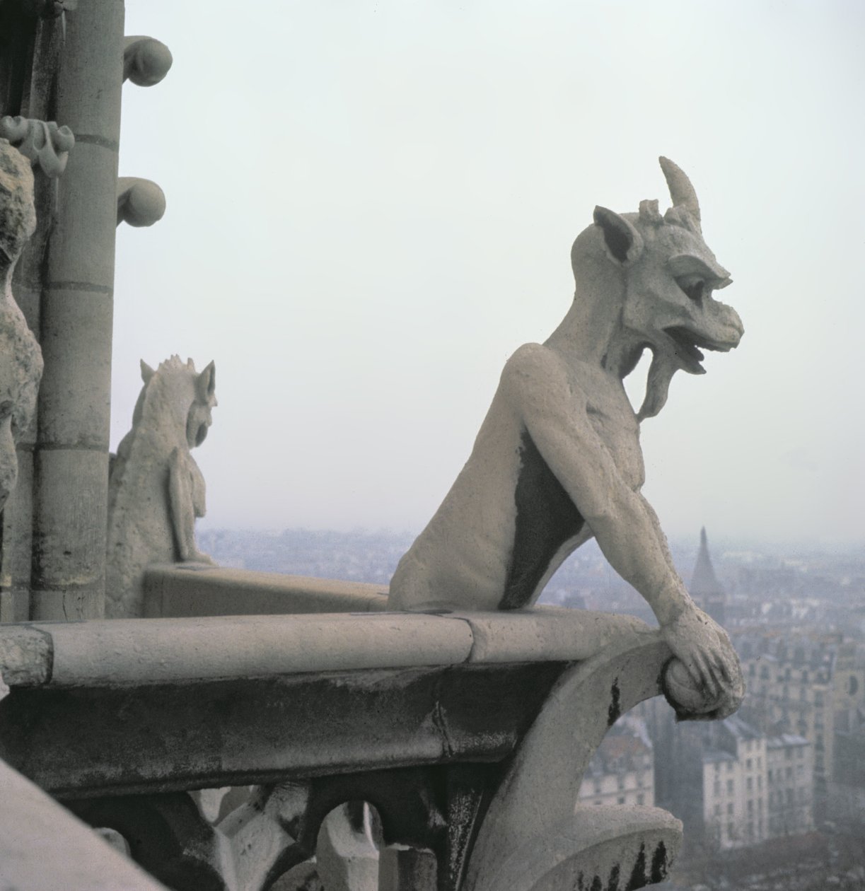 Gargouille de la balustrade de la Grande Galerie, réplique d