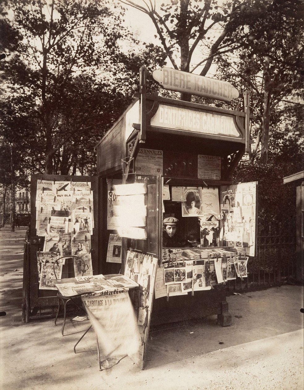 Kiosque à Paris, vers 1910 - Eugène Atget