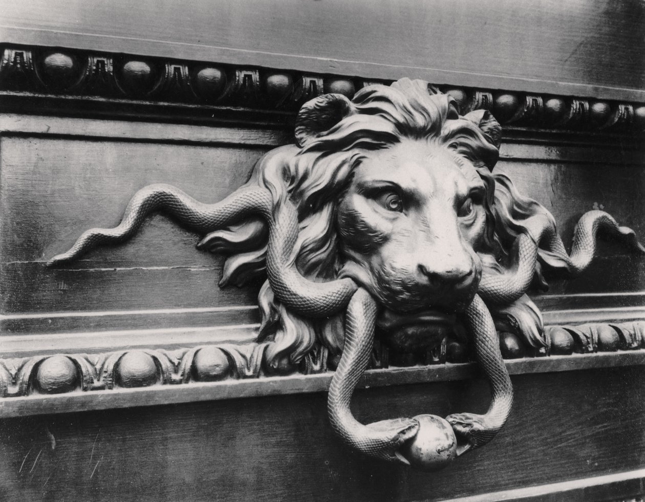 Heurtoir de porte en forme de lion, Paris - Eugène Atget