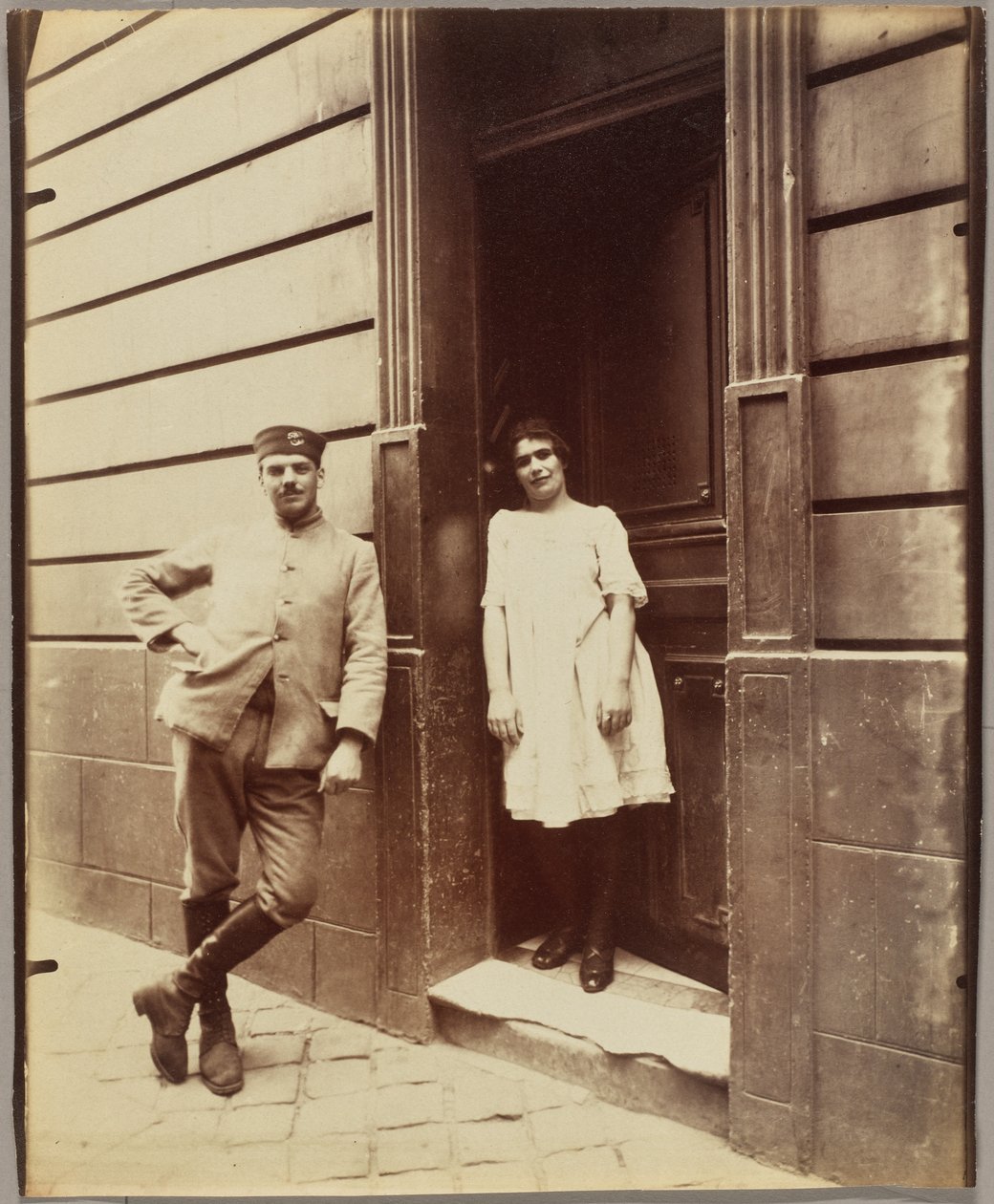 Versailles, femme et soldat, maison close - Eugène Atget