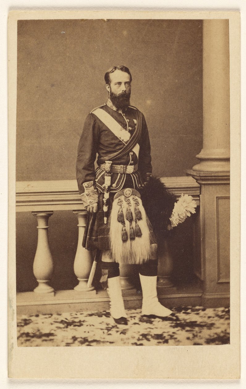 [Homme barbu non identifié en kilt, debout] - F. W. Baker