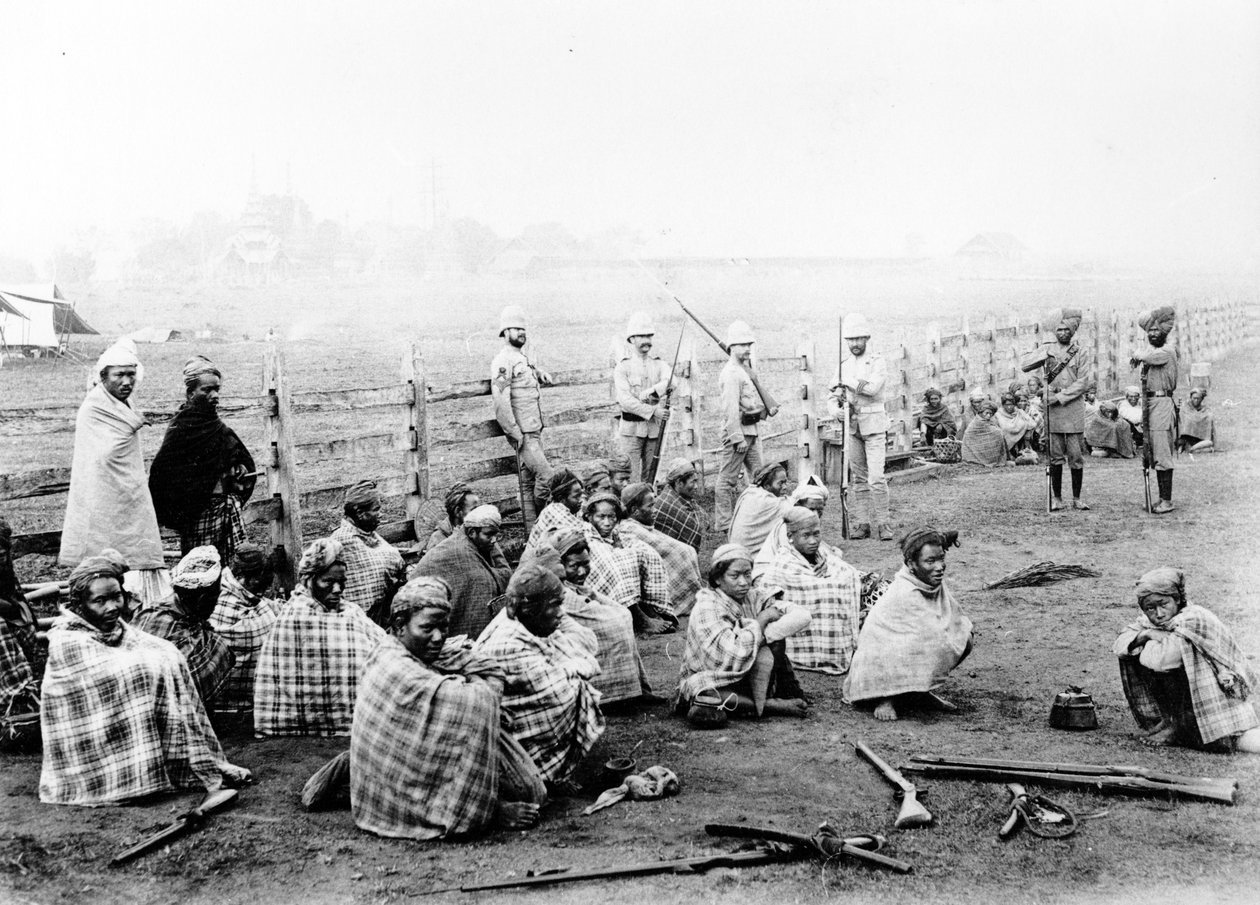 Les troupes de Wuntho Sawbwa rendant les armes aux autorités britanniques à Wuntho, 1891 - Felice Beato