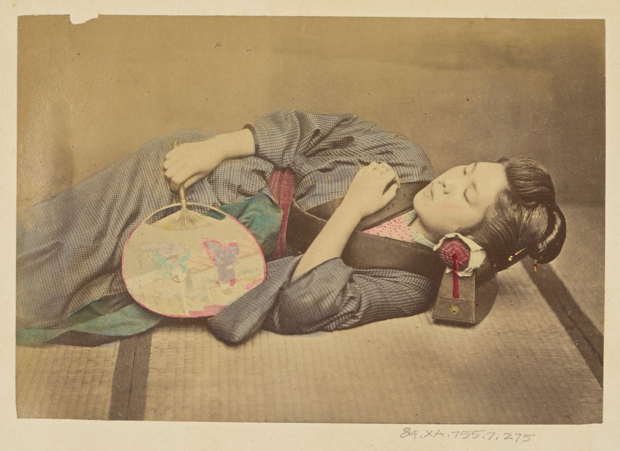 [Femme japonaise endormie tenant un éventail] - Felice Beato