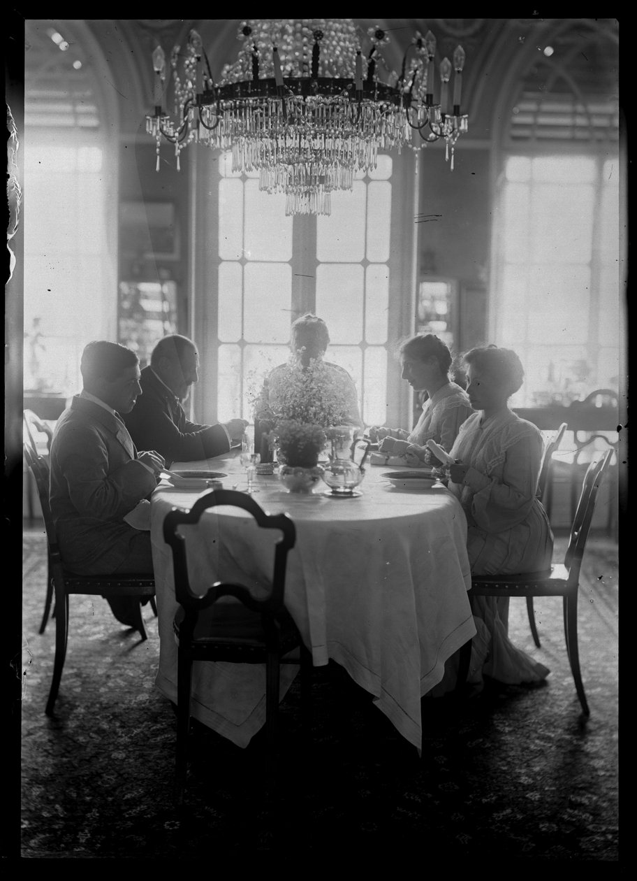 Famille Mautner en train de manger - Ferdinand Schmutzer