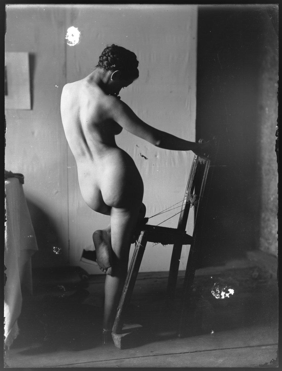 Scène féminine avec chaise - Ferdinand Schmutzer