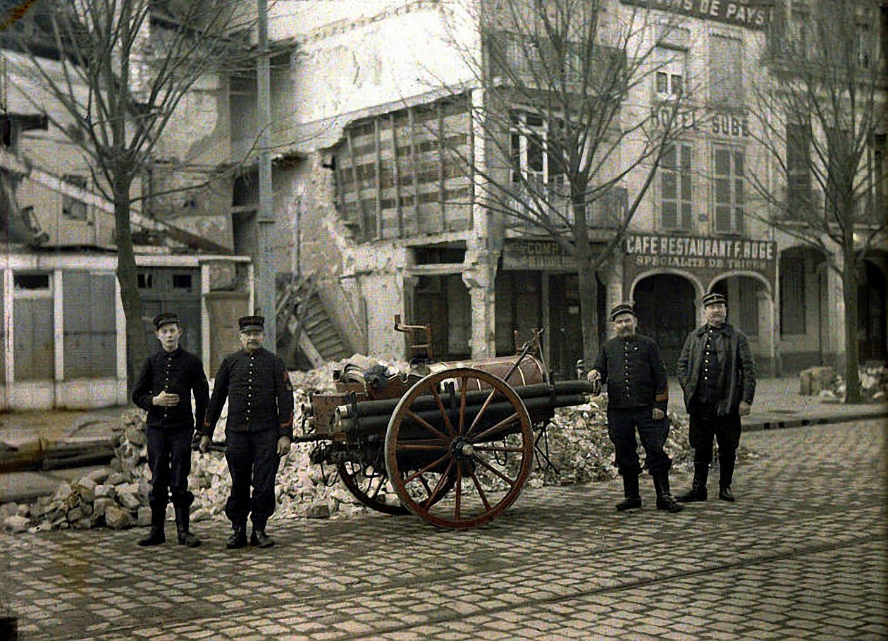 Quatre pompiers avec leur équipement, Reims, Marne, France, 1917 - Fernand Cuville