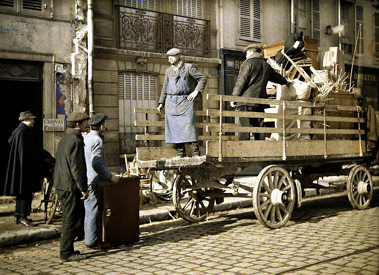 Quatre travailleurs chargeant des effets personnels sur une charrette, Reims, Marne, France, 1917 (autochrome) - Fernand Cuville