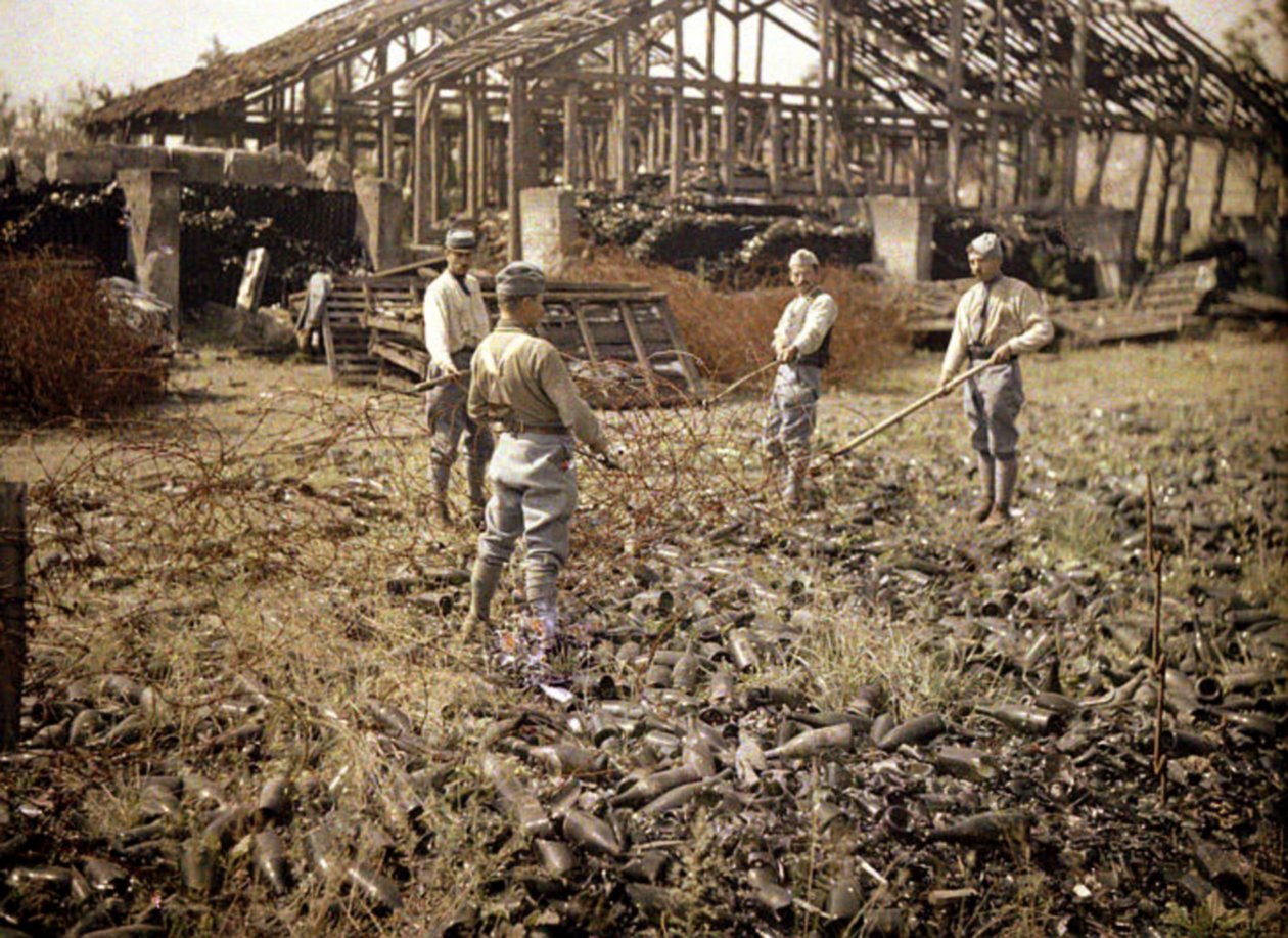 Soldats français installant des barbelés près du bâtiment de stockage des bouteilles, dans une usine de verre gravement endommagée, Verrerie Saint-Gobain de Vauxrot, Cuffies, Aisne, France, 1917 - Fernand Cuville