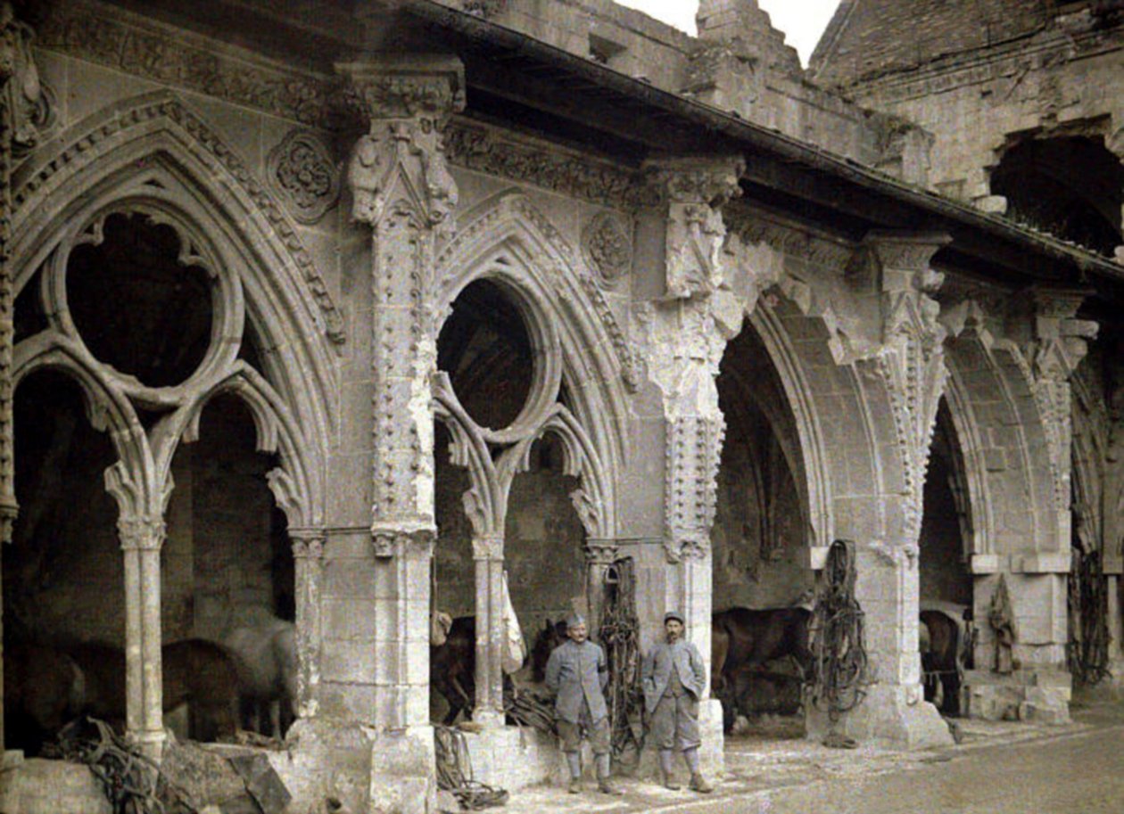 Deux soldats français et des chevaux dans le cloître de l