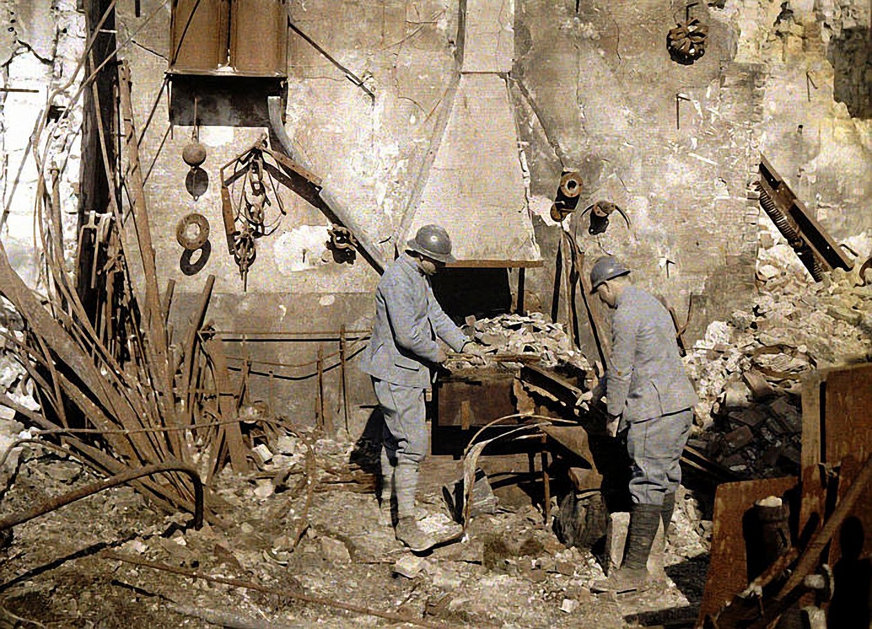 Deux soldats français travaillant dans une forge détruite par des grenades, Reims, France, 1917 - Fernand Cuville