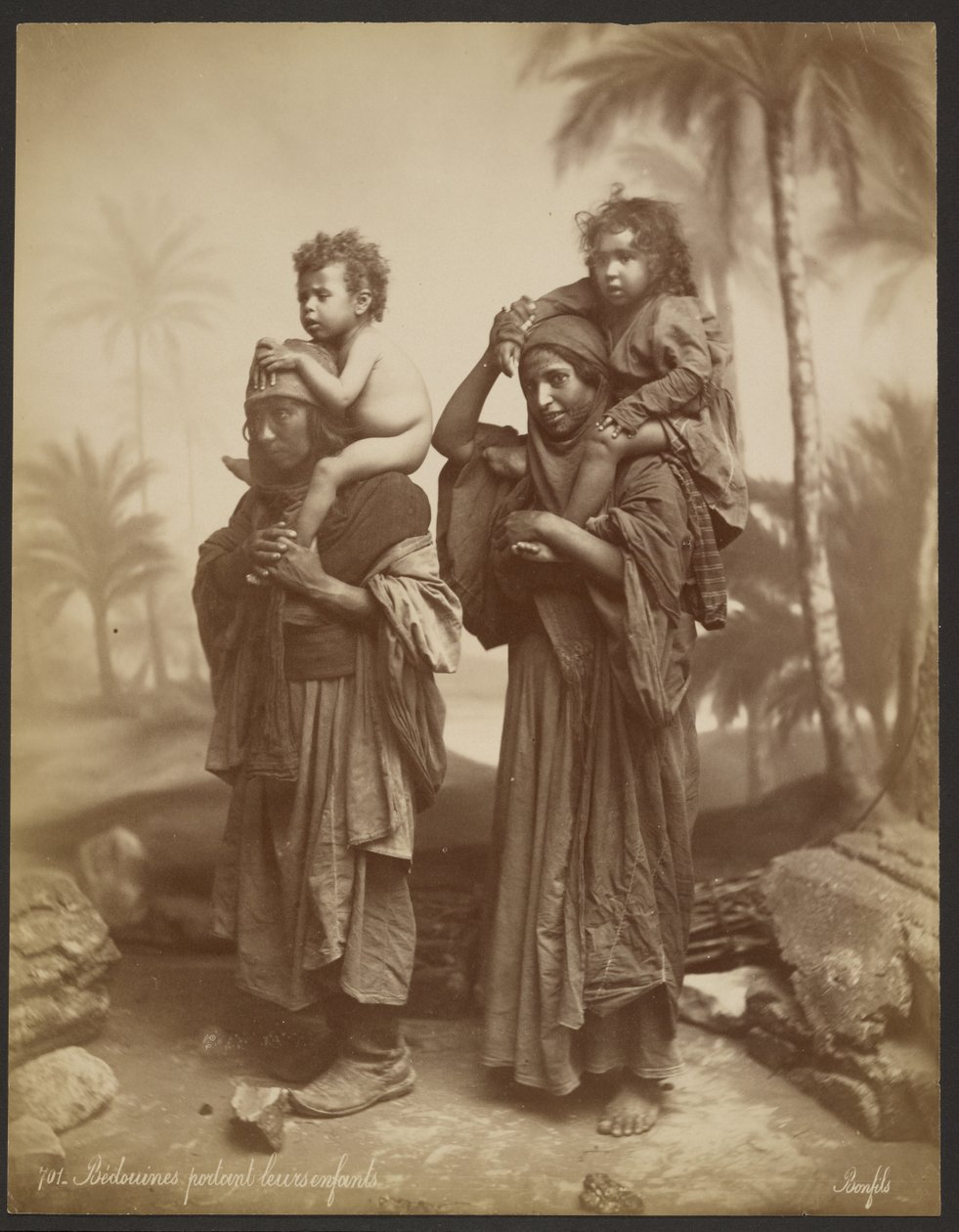Bedouines portant leurs enfants - Félix Bonfils