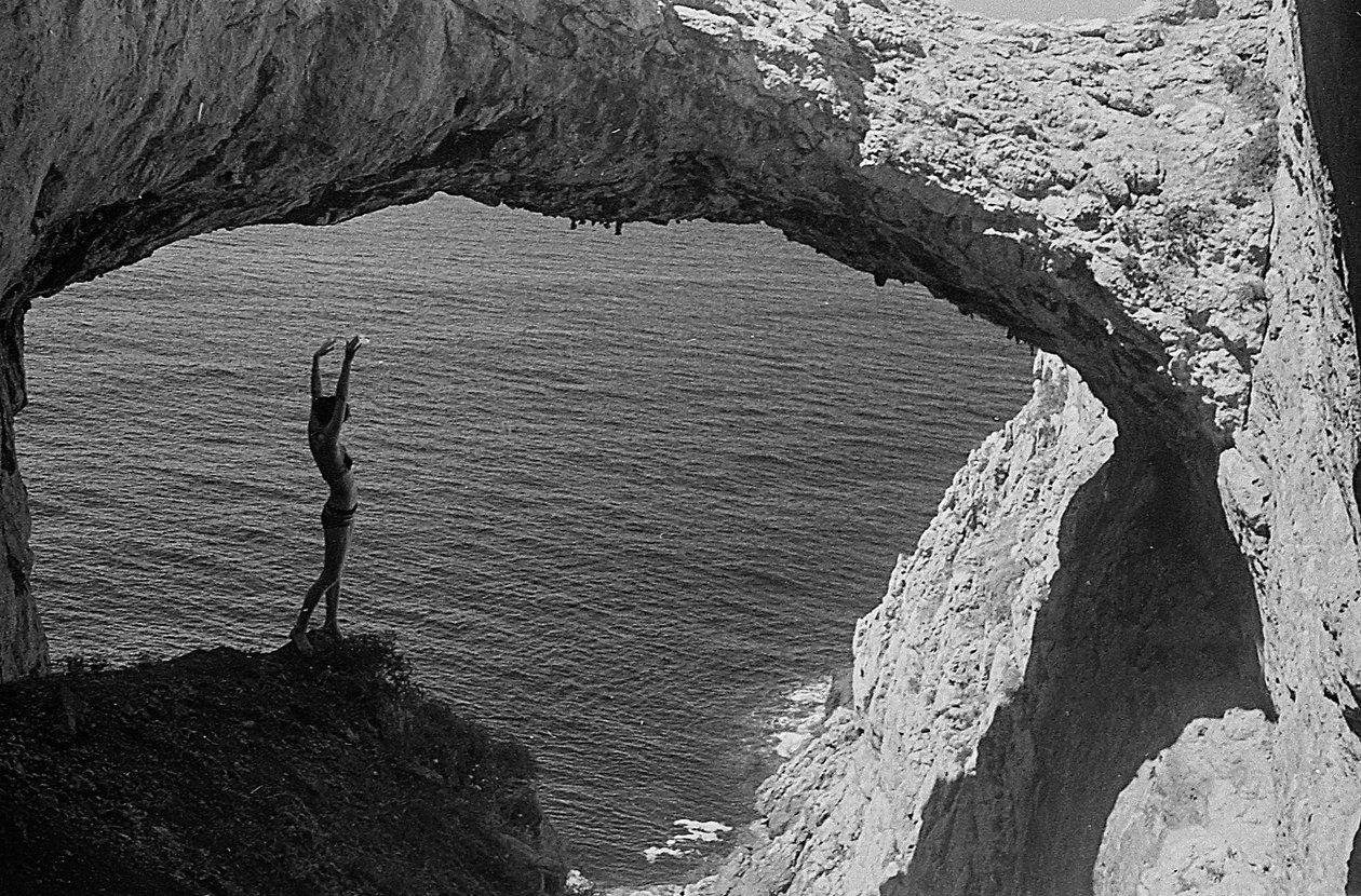 Baigneurs dans une grotte à Capo Zafferano - Fosco Maraini