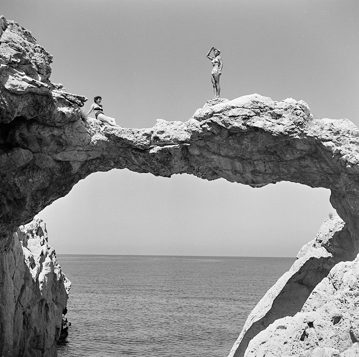 Arche rocheuse sur la mer à Aspra - Fosco Maraini