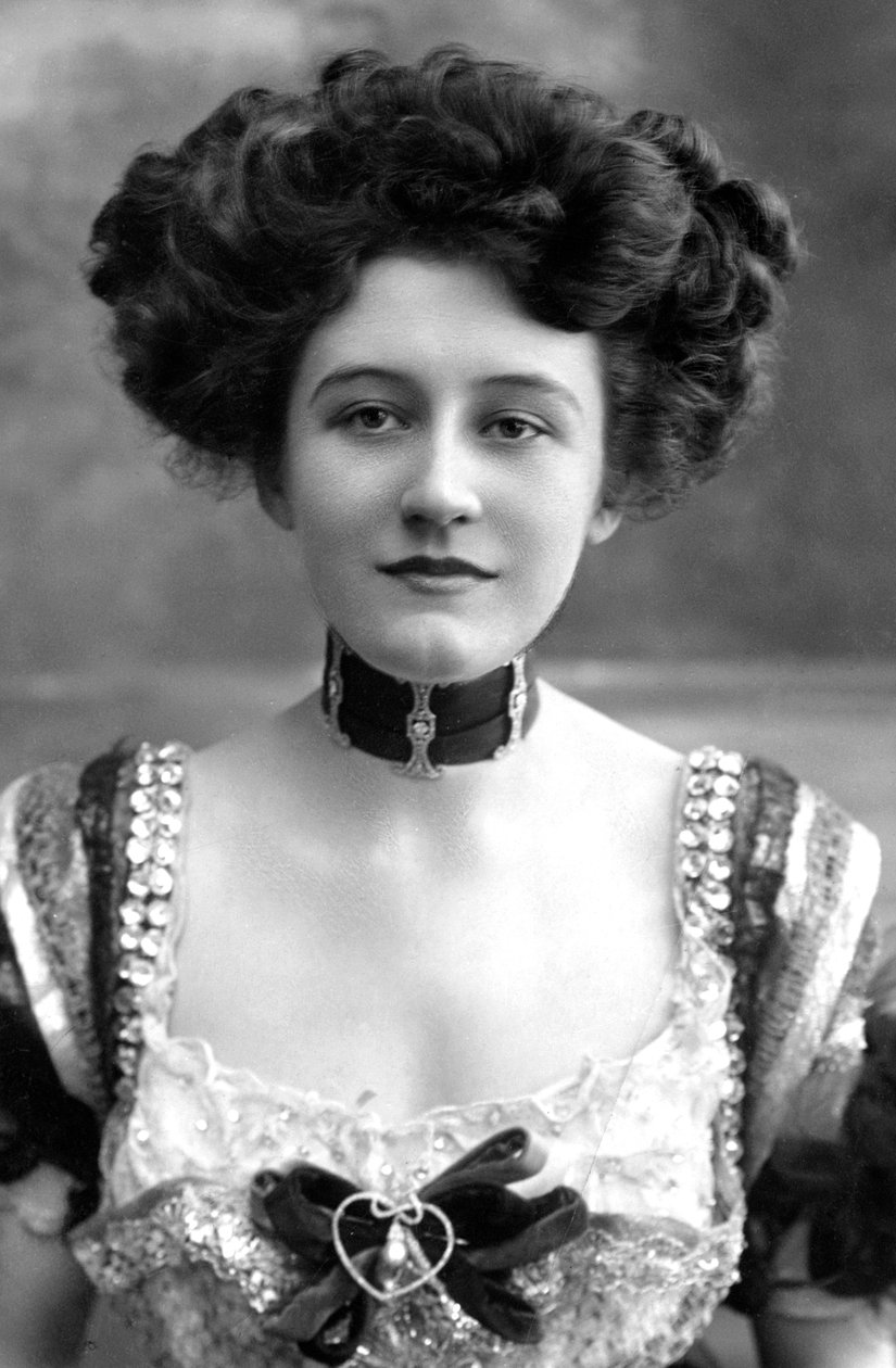 Elizabeth Firth, actrice - Foulsham and Banfield