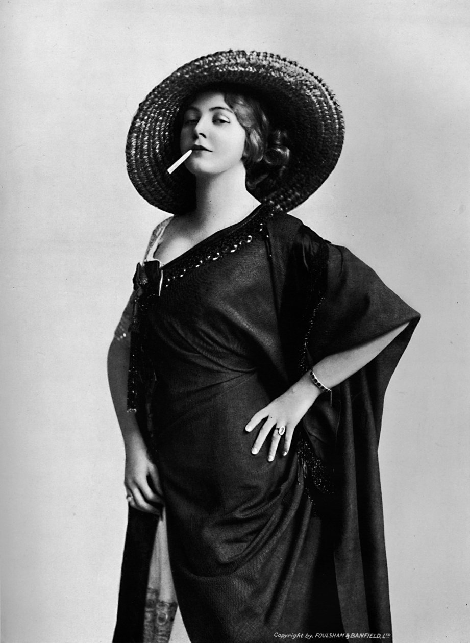 Femme fumant, 1917 - Foulsham and Banfield