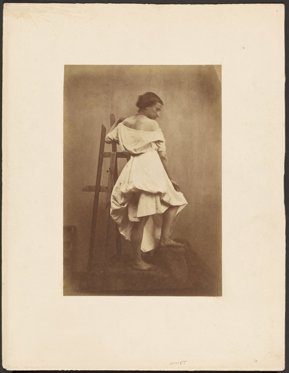 Modèle en robe blanche avec chevalet - Franck Chavassaigne