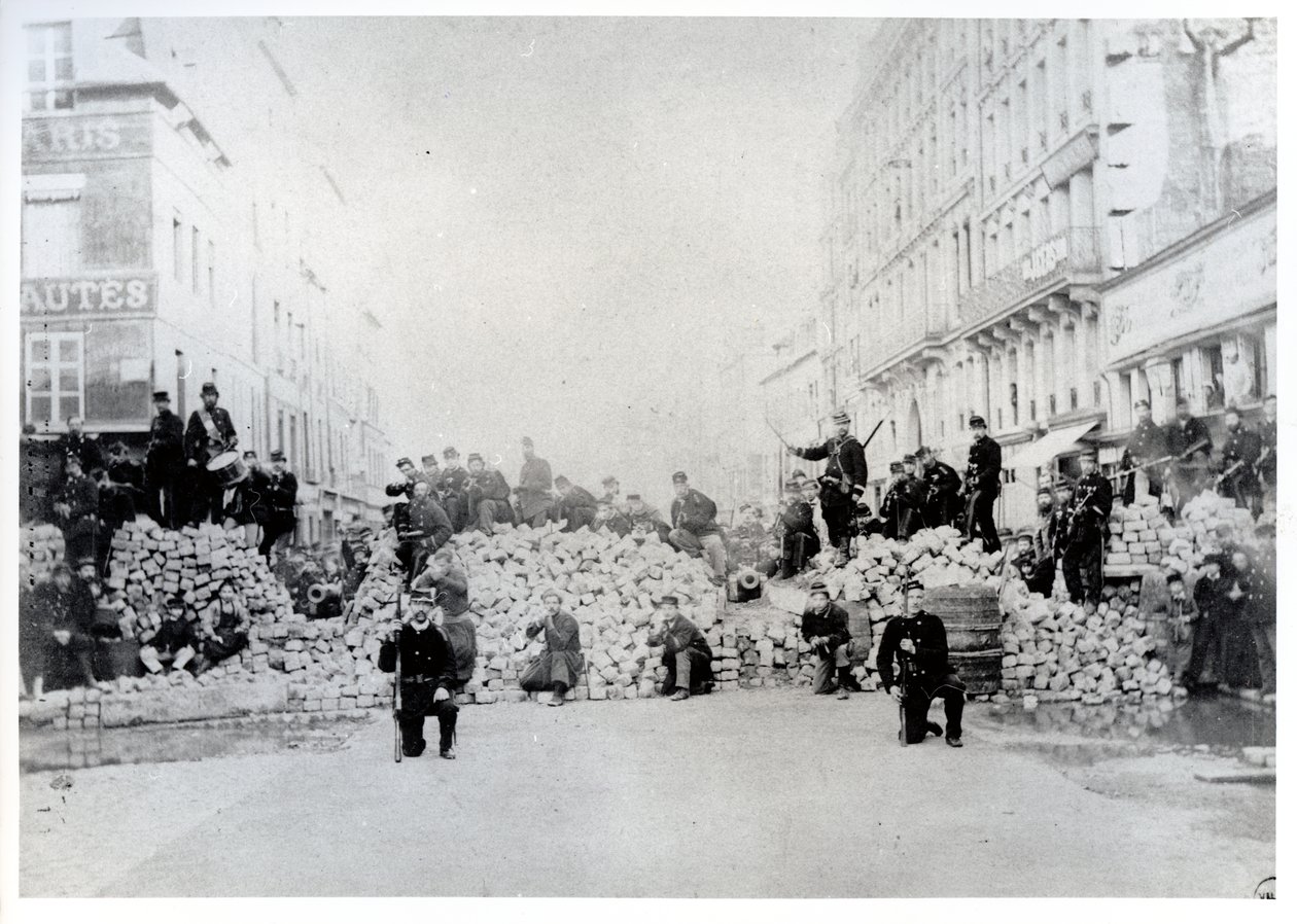Barricade sur la rue de Charonne pendant la Commune de Paris, 18 mars 1871 - French Photographer