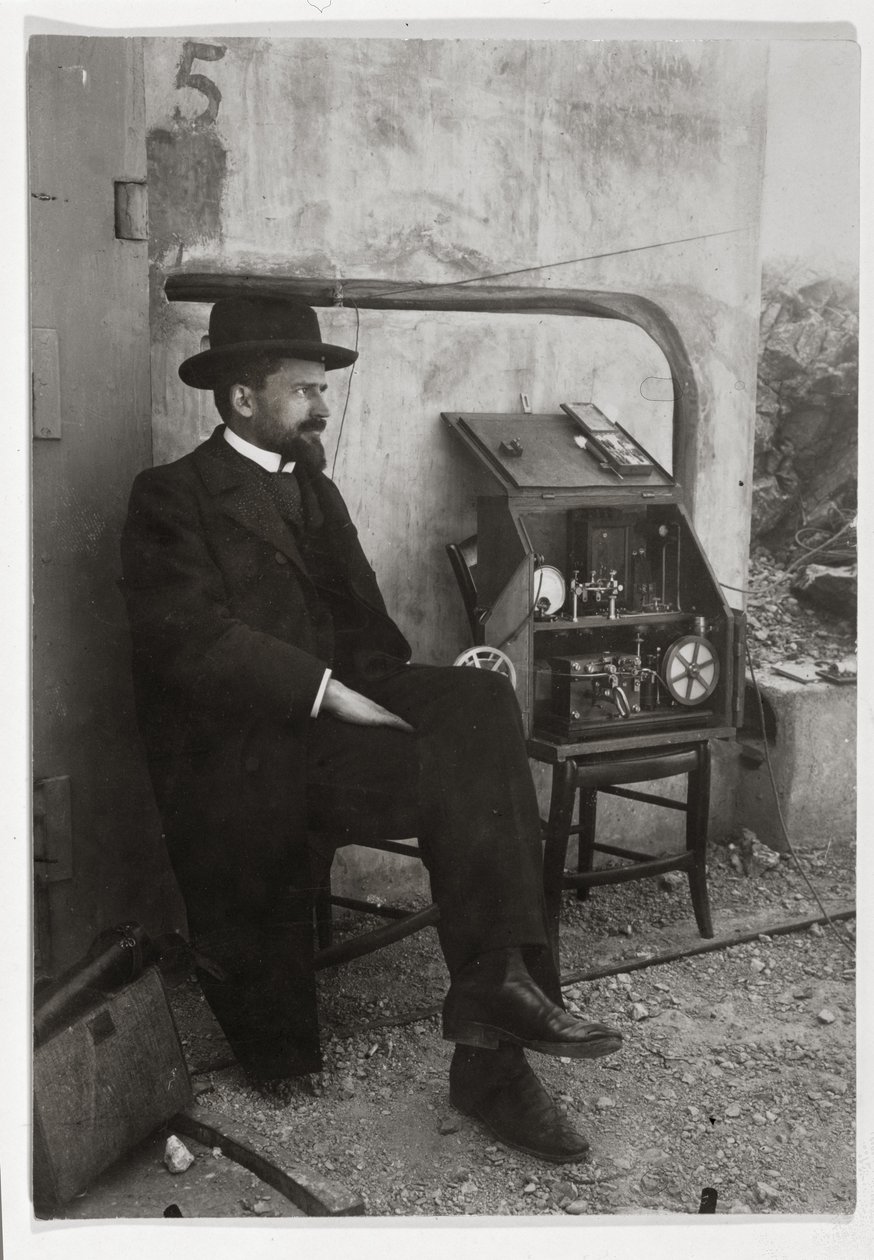 Gustave Ferrié à côté de sa première machine TSF, vers 1900 - French Photographer