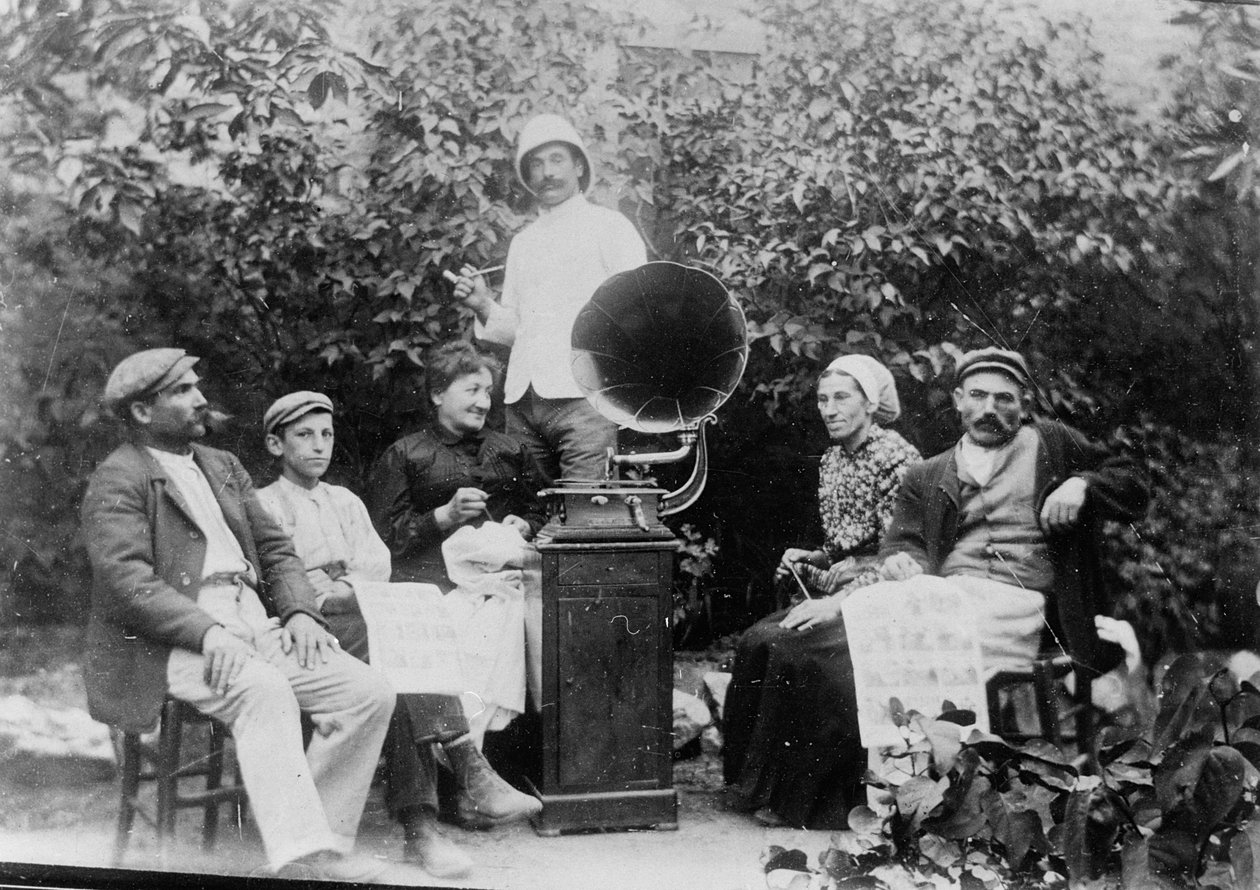 Écouter le gramophone près de Béziers, vers 1910 - French Photographer