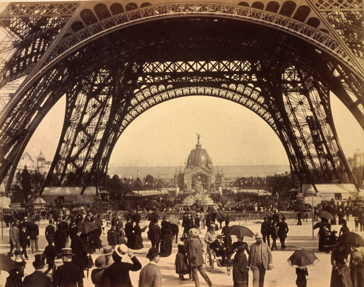 Vue à travers la base de la tour Eiffel vers le Dôme central, Exposition de Paris, 1889 - French Photographer