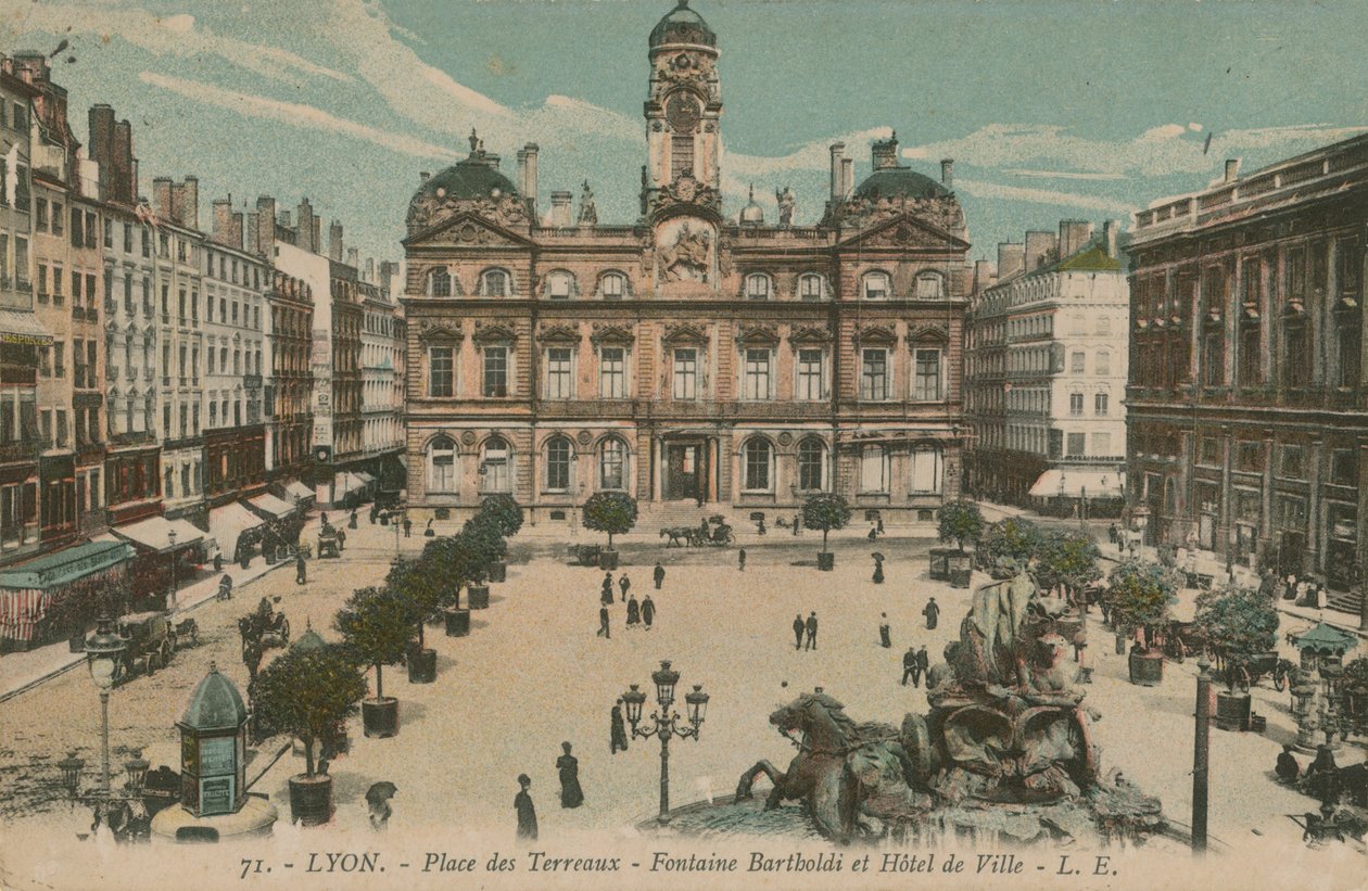 Lyon - Place des Terreaux - Fontaine Bartholdi et l