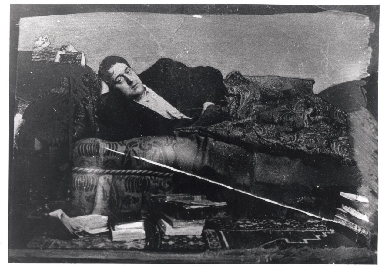 Portrait de Guillaume Apollinaire (1880-1918) allongé, vers 1910 - French Photographer