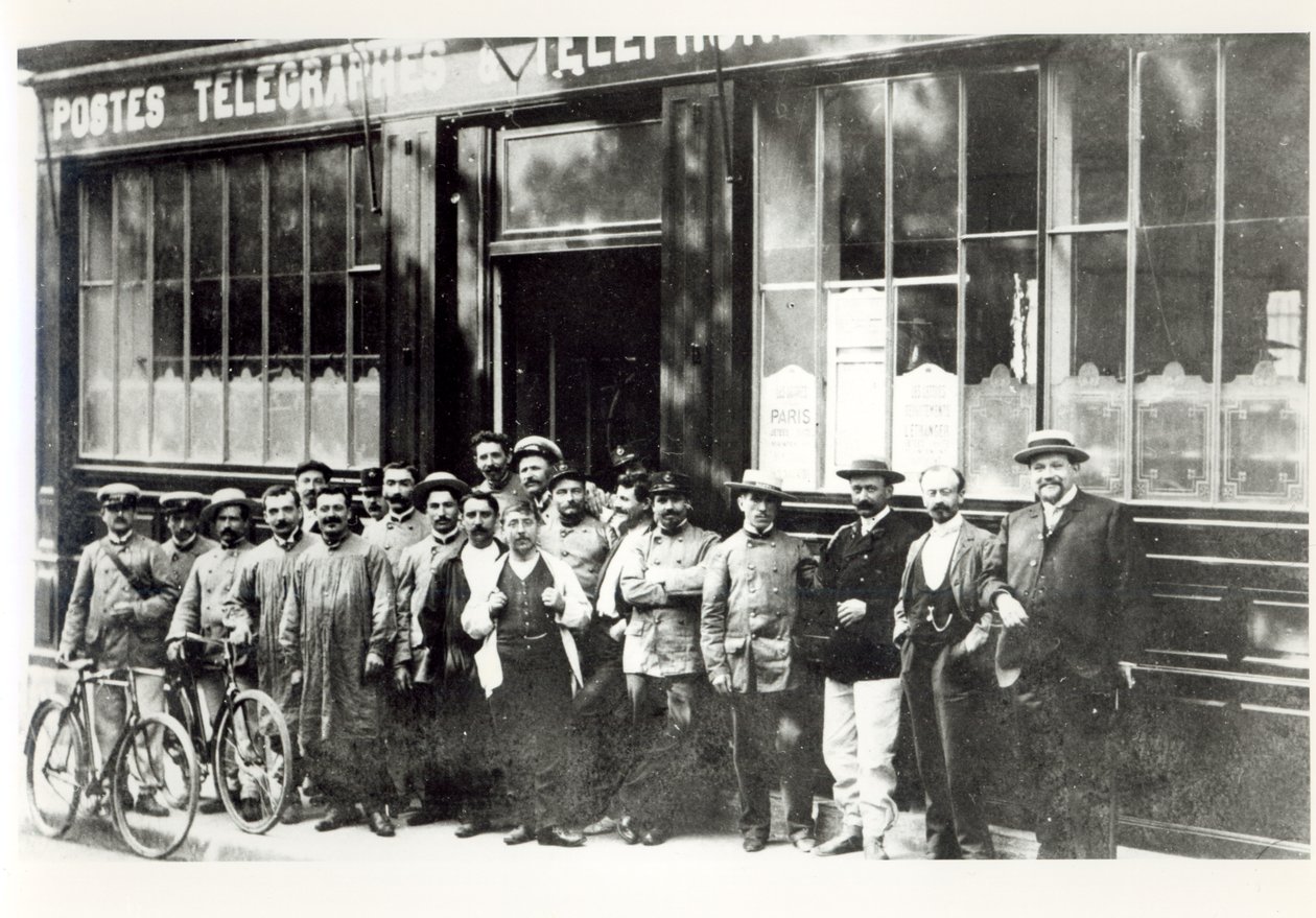 Bureau de poste à Paris, avant 1914 - French Photographer