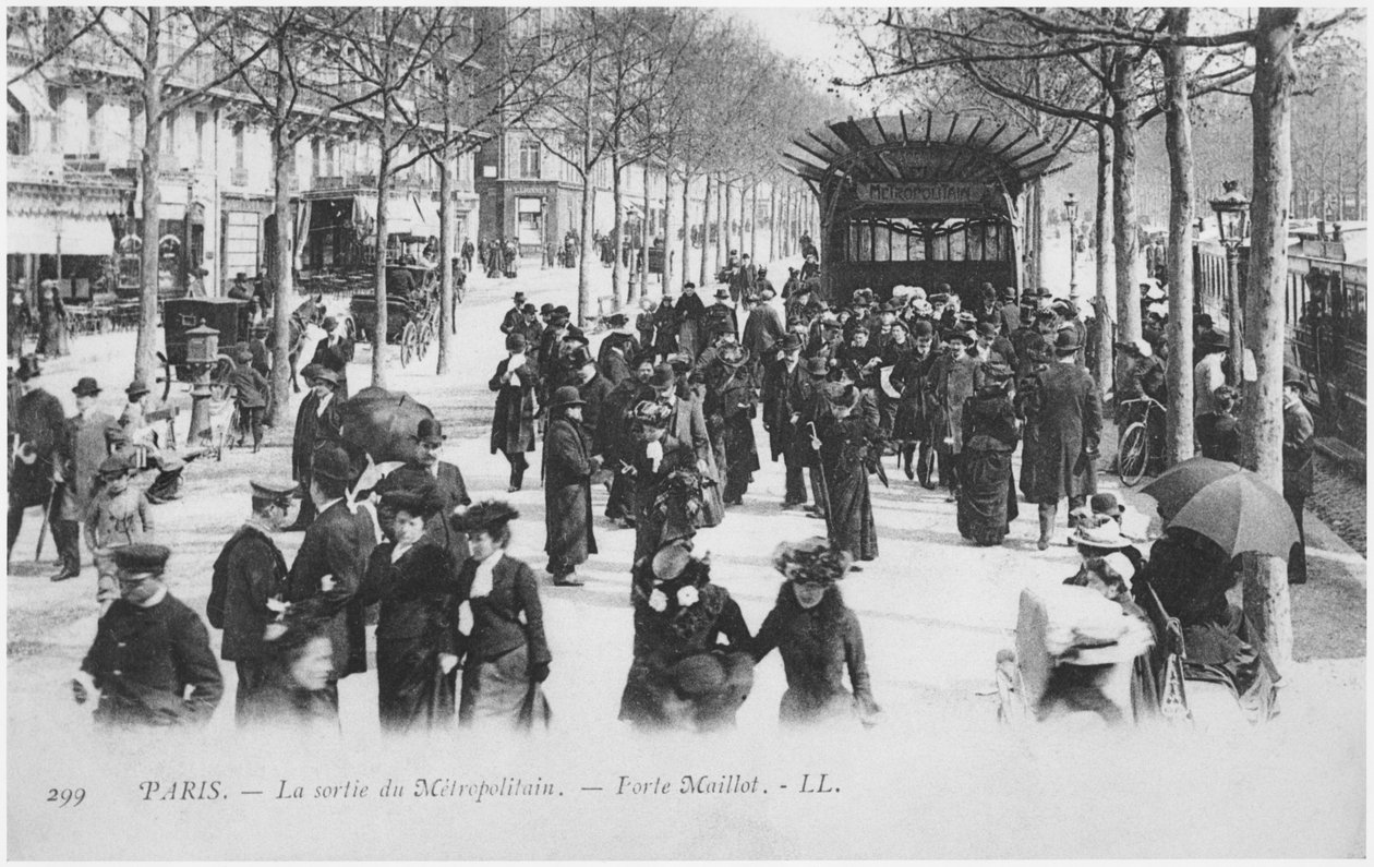 Carte postale représentant la sortie de la station Métropolitain, Porte Maillot, Paris, conçue par Hector Guimard, vers 1905 - French Photographer