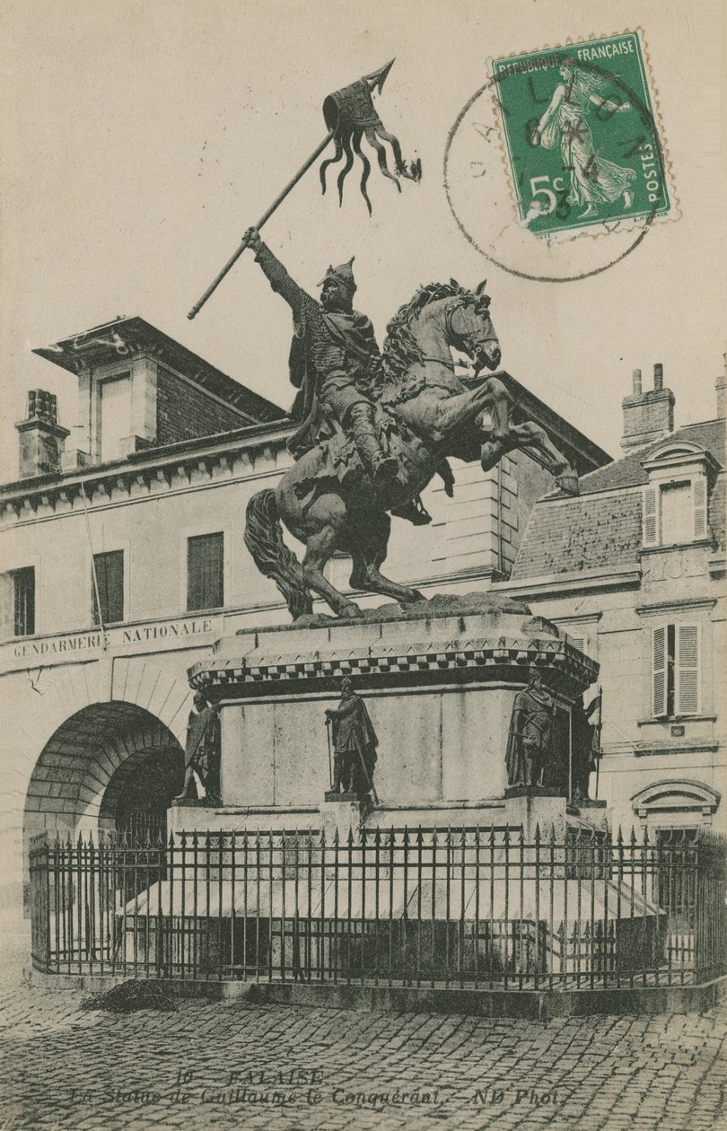 Statue de Guillaume le Conquérant, Falaise, Normandie - French Photographer