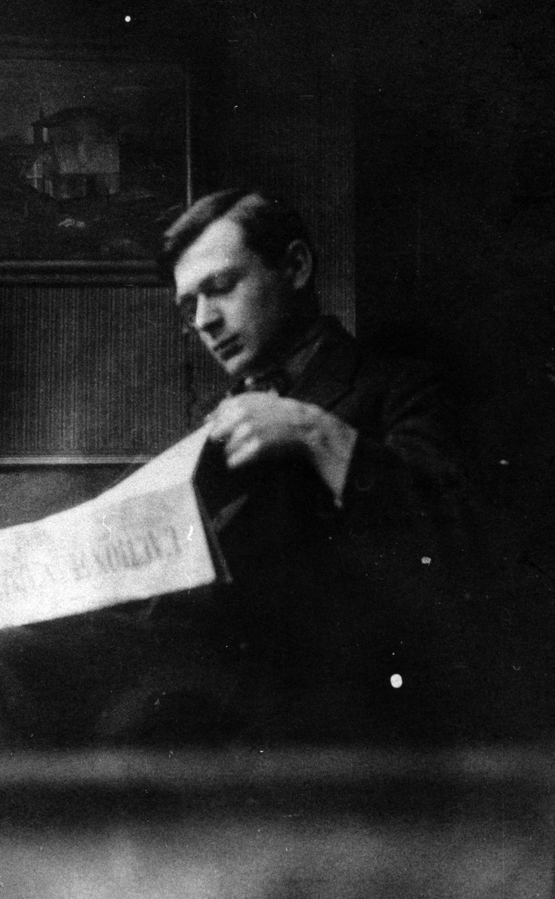 Tristan Tzara lisant L